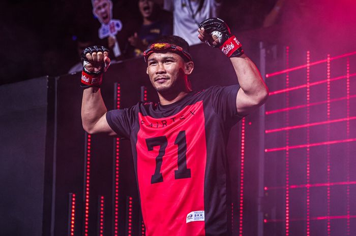Mantan juara kelas bantam ONE Championship, Nong-O Hama, kini akan bertarung di kelas terbang.