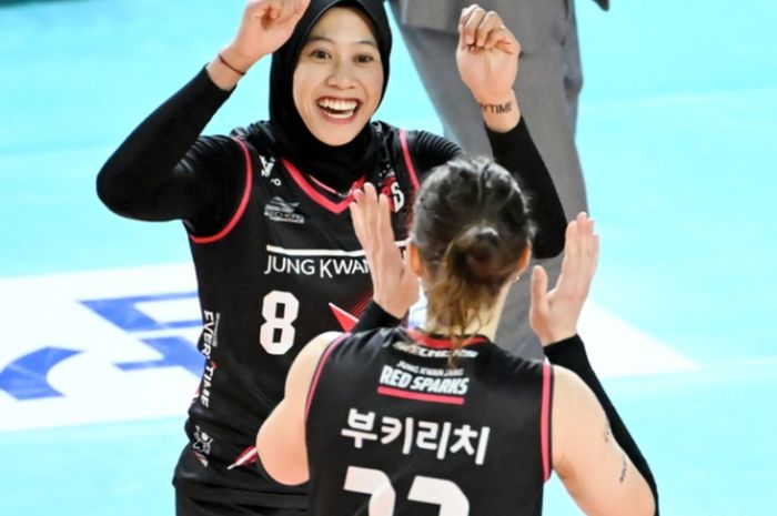 Megawati Hangestri Pertiwi (kiri) melakukan tos dengan Vanja Bukilic pada laga Daejeon JungKwanJang Red Sparks vs Suwon Hyundai E&amp;C Hillstate pada putaran lima Liga Voli Korea 2024-2025, Jumat (7/2/2025).