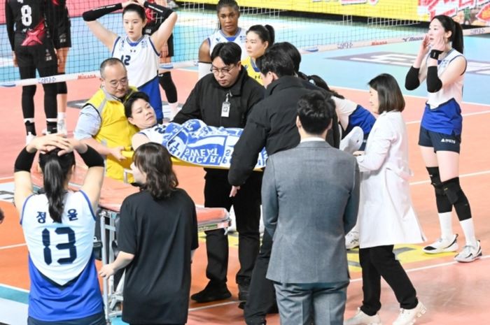 Outside hitter Suwon Hyundai E&amp;C Hillstate, Wipawee Srithong mengalami cedera lutut saat menghadapi Daejeon JungKwanJang Red Sparks pada putaran lima Liga Voli Korea 2024-2025, di Chungmu Gymnasium, Daejeon, Korea Selatan, Jumat (7/2/2025)