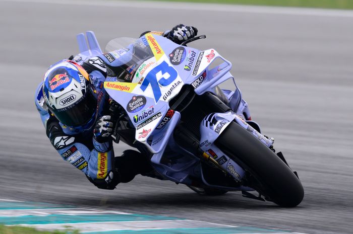 Pembalap Gresini, Alex Marquez, pada hari ketiga tes pramusim MotoGP 2025 di Sirkuit Sepang, Jumat (7/2/2025).