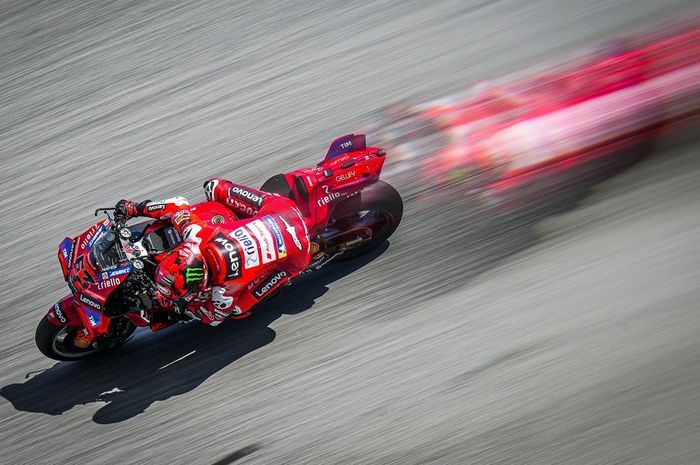 Francesco Bagnaia berikan pendapatnya soal sepeda motor baru Ducati dan perbandingannya dengan versi lebih lawas.