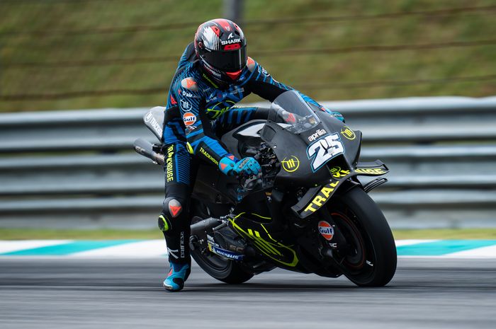 Pembalap Trackhouse Aprilia, Raul Fernandez pada tes pramusim MotoGP 2025 sebelum kecelakaan, di Sirkuit Sepang, Malaysia, Rabu (5/2/2025).