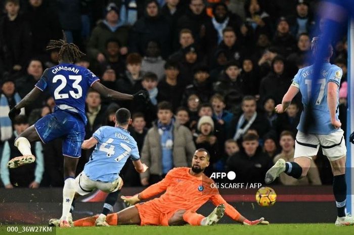 Gelandang Manchester City Phil Foden mencetak gol ke gawang Chelsea yang dijaga oleh Robert Sanchez.