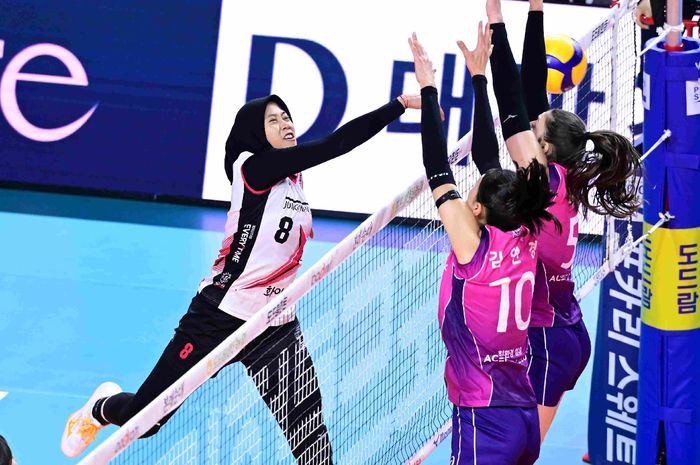 Megawati Hangestri Pertiwi saat pertandingan antara Daejeon JungKwanJang Red Sparks dan Incheon Heungkuk Life Pink Spiders pada Liga Voli Korea
