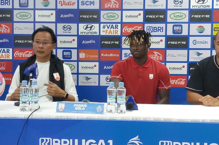 Pelatih Persis Solo Ong Kim Swee dan pemain Moussa Sidibe saat memberikan keterangan kepada media pasca laga melawan Persebaya Surabaya, Jumat (7/2/2025).