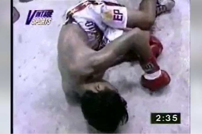 Manny Pacquiao terkapar KO dalam kekalahan pertama sepanjang kariernya, 9 Februari 1996. 