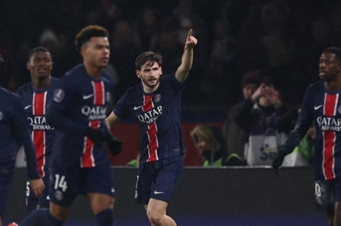 Khvicha Kvaratskhelia merayakan gol pertamanya untuk PSG dalam laga Liga Prancis melawan AS Monaco, Jumat (7/2/2025) di Parc des Princes.
