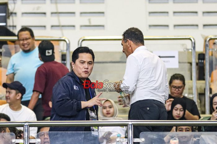 Ketua Umum PSSI, Erick Thohir, sedang memantau laga pekan ke-22 Liga 1 2024 antara Dewa United versus Persija di Stadion Pakansari, Bogor, Jawa Barat, 8 Februari 2025.