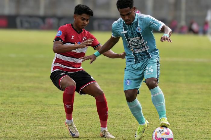 Suasana pertandingan Madura United Vs PSBS Biak dalam laga pekan ke-22 Liga 1 2024/2025 yang bergulir di Stadion Gelora Bangkalan, Madura, Sabtu (8/2/2025).