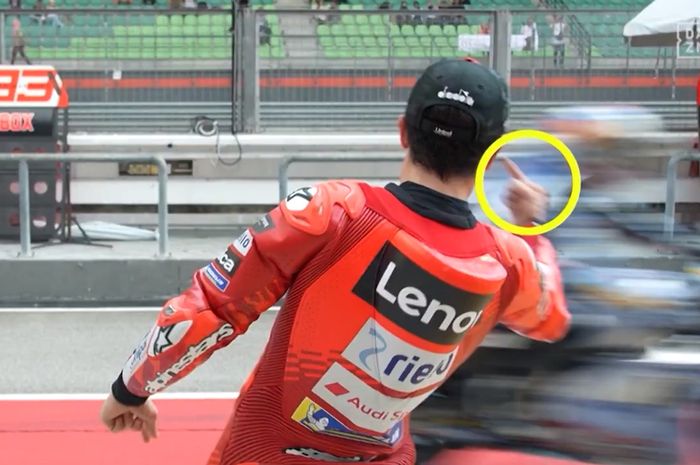 Marc Marquez memberi jari tengah kepada Alex Marquez sebagai bagian dari lelucon di sela-sela Tes Pramusim MotoGP di Sirkuit Sepang, Malaysia, 7 Februari 2025.