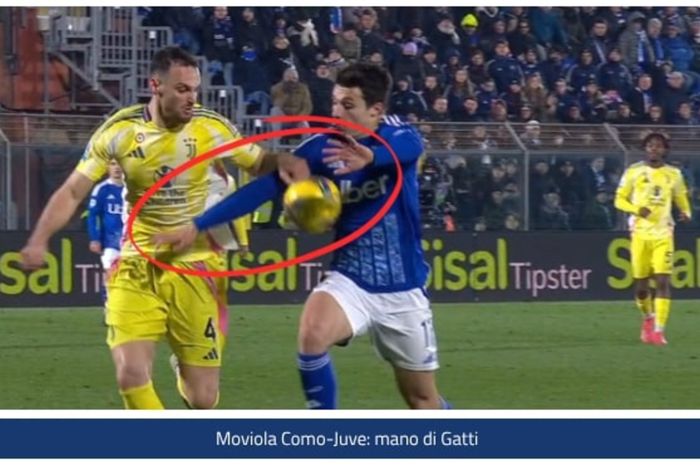 Momen handball bek Juventus, Federico Gatti (kiri), yang diprotes Cesc Fabregas tidak menyebabkan tendangan penalti bagi Como dalam duel Liga Italia di Giuseppe Sinigaglia (7/2/2025).