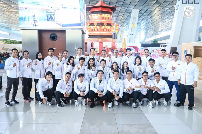 Tim bulu tangkis Indonesia pada Kejuaraan Beregu Campuran Asia 2025 menjelang keberangkatan ke Qingdao, China di Bandara Soekarno Hatta, Tangerang, Banten, Sabtu (8/2/2025).