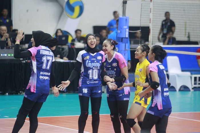Tim bola voli Jakarta Livin Mandiri berselebrasi pada putaran kedua Proliga 2025 di GOR Jalak Harupat, Bandung