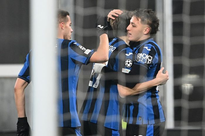 Mateo Retegui (kanan) merayakan gol untuk Atalanta. Retegui cetak quattrick ke gawang Verona dalam lanjutan Liga Italia (8/2/2025) untuk membawa klubnya memepet Inter Milan di peringkat dua klasemen.