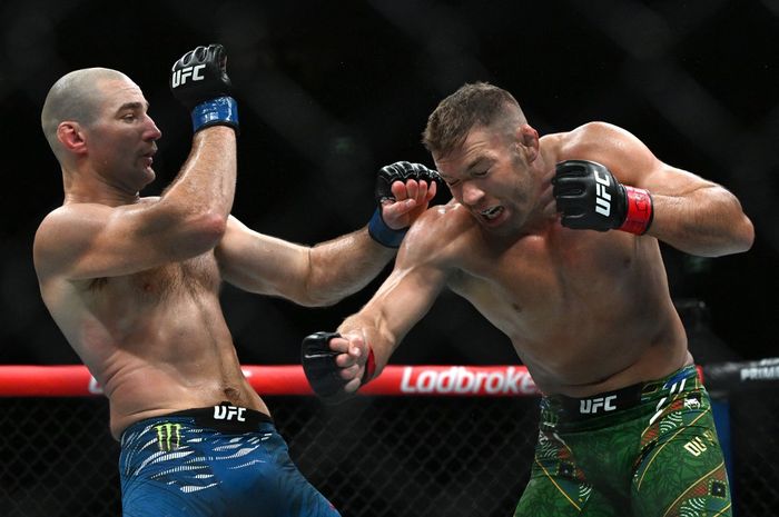 Performa Sean Strickland (kiri) di UFC 312 lawan Dricus Du Plessis (kanan) dapat kritikan keras.