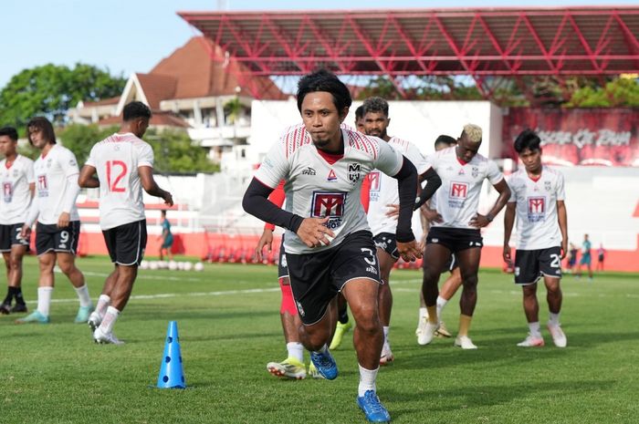 Para pemain Malut United dalam latihan resmi menjelang laga melawan Borneo FC di Stadion Gelora Kie Raha, Minggu (9/2/2025).