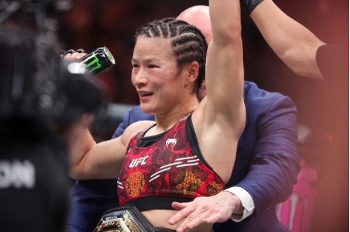 Zhang Weili menaklukkan rival yang sebelumnya tak terkalahkan, Tatiana Suarez, untuk mempertahankan sabuk juara kelas jerami perempuan di UFC 312, Minggu (9/2/2025) di Sydney. 