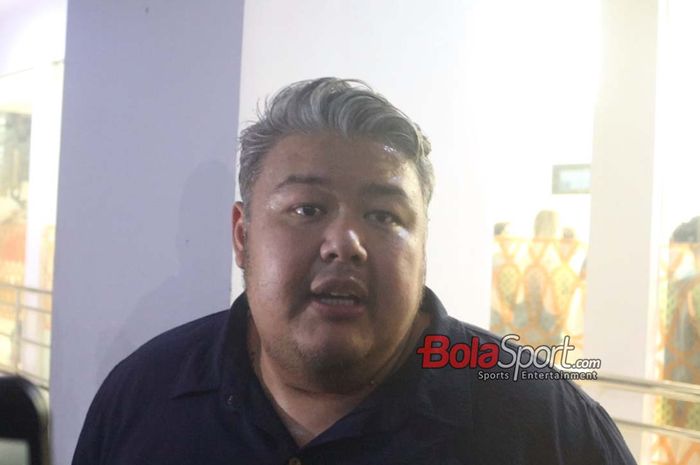 Presiden Dewa United, Ardian Satya Negara, sedang memberikan keterangan kepada awak media di Stadion Pakansari, Bogor, Jawa Barat, Sabtu (9/2/2025).