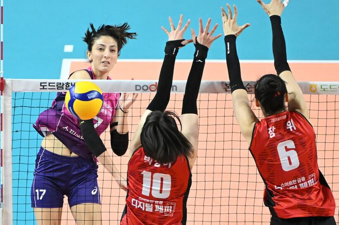 Tutku Burcu melepaskan spike keras dalam laga antara Incheon Heungkuk Life Pink Spiders pada Liga Voli Korea, Minggu (9/2/2025)