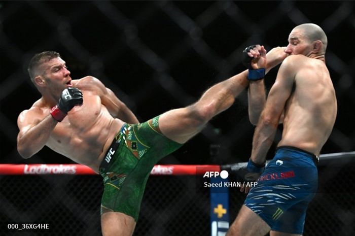 Duel Dricus Du Plessis (kiri) vs Sean Strickland (kanan) pada UFC 312 dapat reaksi tengil dari Khamzat Chimaev.