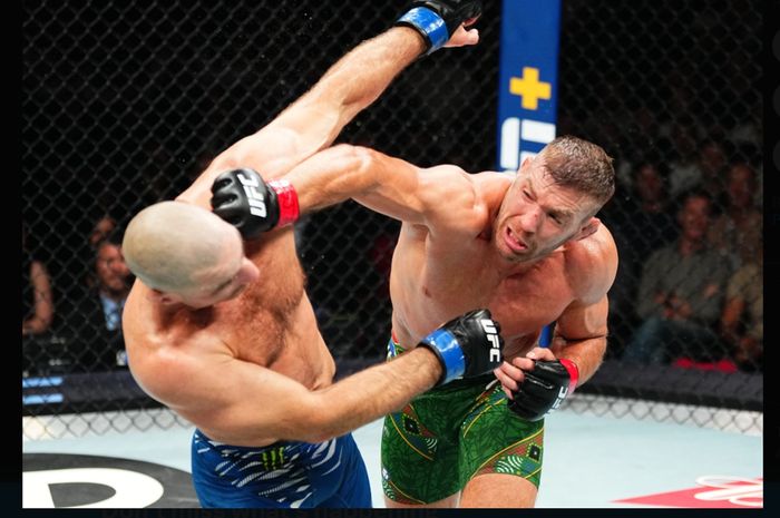 Momen pertarungan Dricus Du Plessis (kanan) lawan Sean Strickland (kiri) di UFC 312 (9/2/2025) yang merupakan perebutan takhta juara kelasnya Khamzat Chimaev.