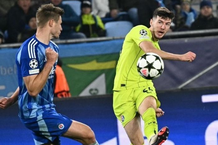  Petar Sucic (kanan) saat memperkuat Dinamo Zagreb melawan Slovan Bratislava di Liga Champions, 5 November 2024.