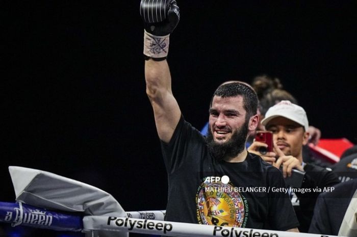 Petinju kelas berat ringan, Artur Beterbiev saat kemenangan atas Callum Smith, 13 Januari 2024.