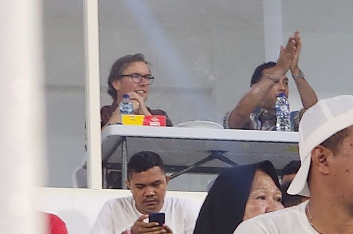 Asisten pelatih timnas Indonesia, Alex Pastoor dan Denny Landzaat memantau langsung laga Liga 1 2024-2025 antara Malut United vs Borneo FC pada Senin (10/2/2025).