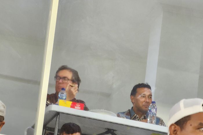 Asisten pelatih Timnas Indonesia, Alex Pastoor dan Denny Landzaat memantau langsung laga Liga 1 2024-2025 antara Malut United vs Borneo FC pada Senin (10/2/2025) di Ternate.