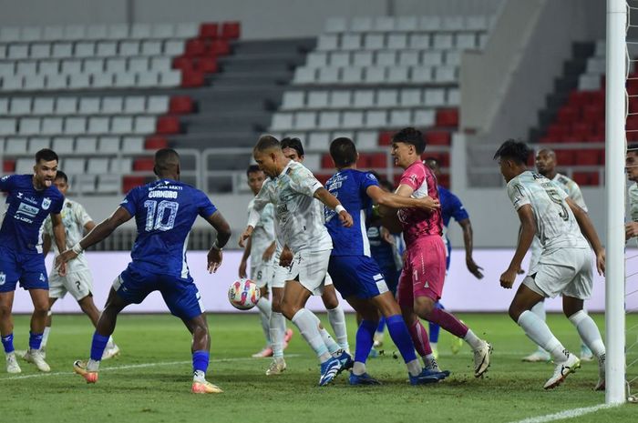 Suasana pertandingan antara PSIS Semarang melawan Persib Bandung, Minggu (9/2/2025).