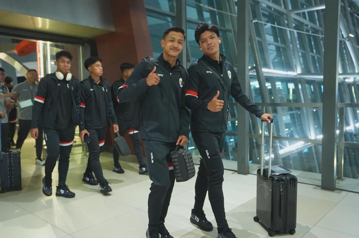 Kepten Timnas U-20 Indonesia Dony Tri Pamungkas (kiri) bersama Kadek Arel (kanan) saat tiba di China Jelang Piala Asia U-20 2025.