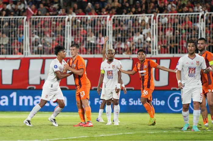 Suasana pertandingan antara Malut United Vs Borneo FC dalam laga pekan ke-22 Liga 1 2024/2025 yang bergulir di Stadion Kie Raha, Ternate, Senin (10/2/2025).