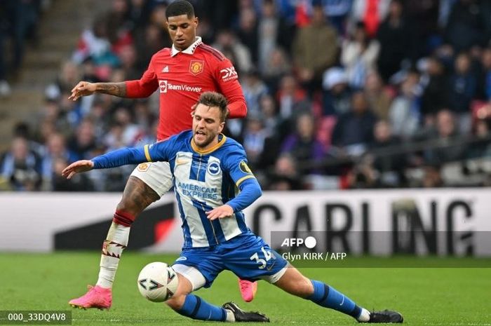 Bek Brighton Joel Veltman (biru) saat berduel memperebutkan bola dengan striker Manchester United Marcus Rashford.