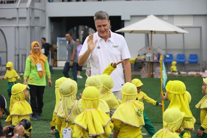 Head Coach MilkLife Soccer Challenge Timo Scheunemann mengatakan pelaksanaan Festival SenengSoccer menjadi tahap awal pengenalan latihan fisik dan teknik dasar dalam bermain sepak bola yang dikemas secara menyenangkan.