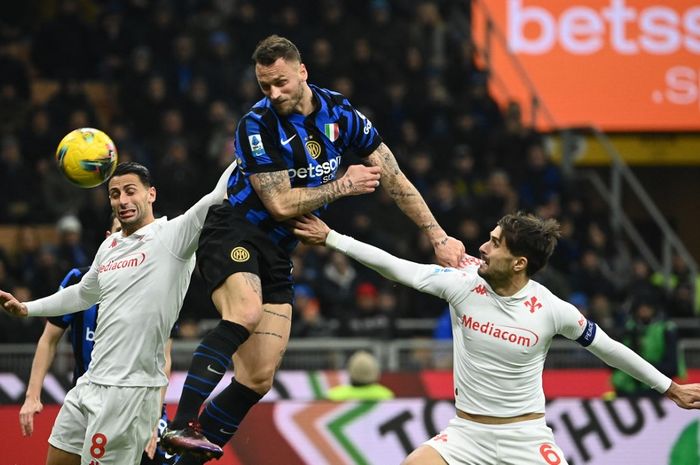 Striker jangkung Inter Milan, Marko Arnautovic, mencetak gol ke gawang Fiorentina.