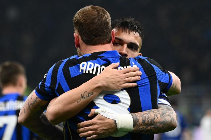 Marko Arnautovic dipeluk Lautaro Martinez usai cetak gol Inter Milan ke gawang Fiorentina pada laga Liga Italia di San Siro (10/2/2025). Inter berhasil menumpas lawan sehingga menjaga asa juara musim ini.