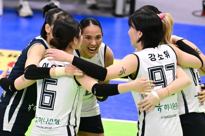 Tim bola voli putri, Gimcheon Korea Exspressway Hi-Pass saat menghadapi Suwon Hyundai E&amp;C Hillstate pada lanjutan Liga Voli Korea di Suwon Gymnasium, Selasa (11/2/2025).