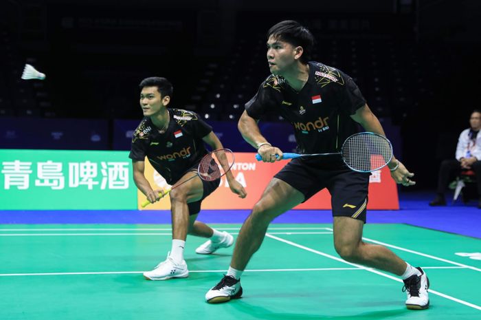 Aksi ganda putra Indonesia Muhammad Shohibul Fikri/Daniel Marthin pada Kejuaraan Beregu Campuran Asia 2025