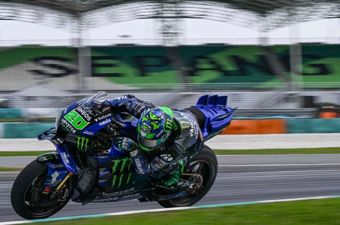 Pembalap Monster Energy Yamaha, Fabio Quartararo, memacu motornya saat tampil pada Tes Pramusim MotoGP 2025 di Sirkuit Sepang, Malaysia, Februari 2025.