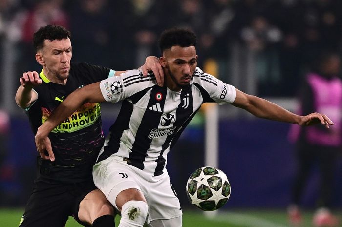 Bek Juventus, Lloyd Kelly (kanan), berduel dengan penyerang PSV, Ivan Perisic, dalam laga leg pertama babak play-off Liga Champions, Selasa (11/2/2025) di Turin.