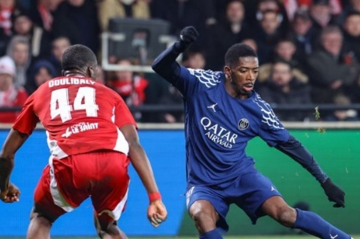 Penyerang PSG, Ousmane Dembele (kanan), berhadapan dengan bek Brest, Soumaila Coulibaly, dalam laga leg pertama babak play-off Liga Champions, Selasa (11/2/2025) di Stadion Roudourou, Guingamp.