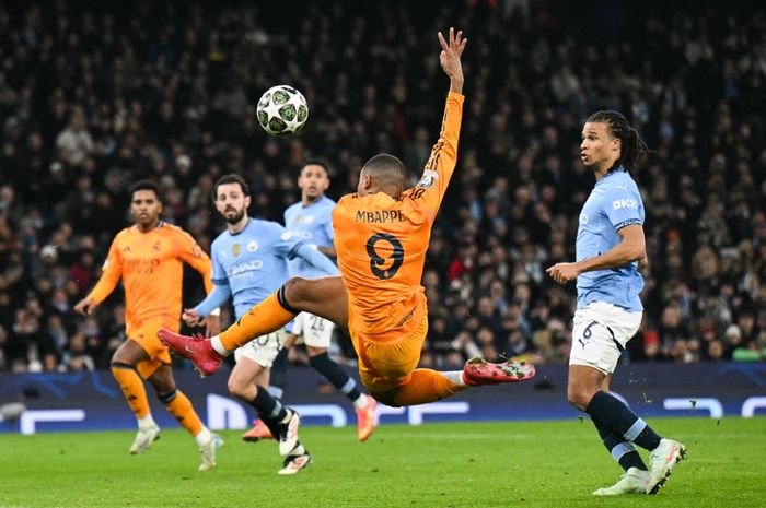 Kylian Mbappe cetak gol untuk Real Madrid ke gawang Man CIty pada duel Liga Champions di Etihad Stadium (11/2/2025).