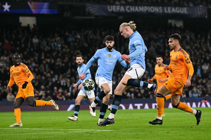 Proses gol Erling Haaland dalam partai Man City vs Real Madrid pada leg 1 play-off babak 16 besar Liga Champions di Etihad Stadium (11/2/2025).