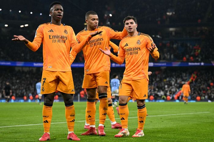 Vinicius Junior (kiri) dan Kylian Mbappe ikut merayakan gol Brahim Diaz untuk Real Madrid ke gawang Man City pada duel Liga Champions di Stadion Etihad (11/2/2025).