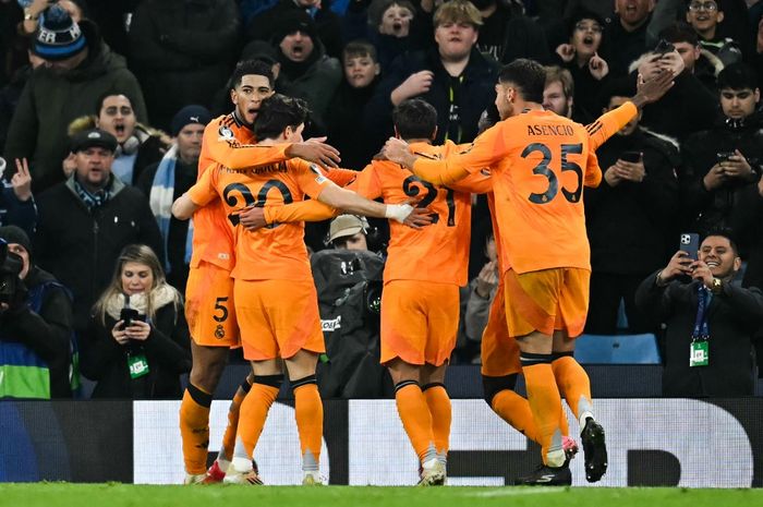 Jude Bellingham (kiri) mencetak gol penentu kemenangan Real Madrid di markas Man City pada duel play-off babak 16 besar Liga Champions (11/2/2025).