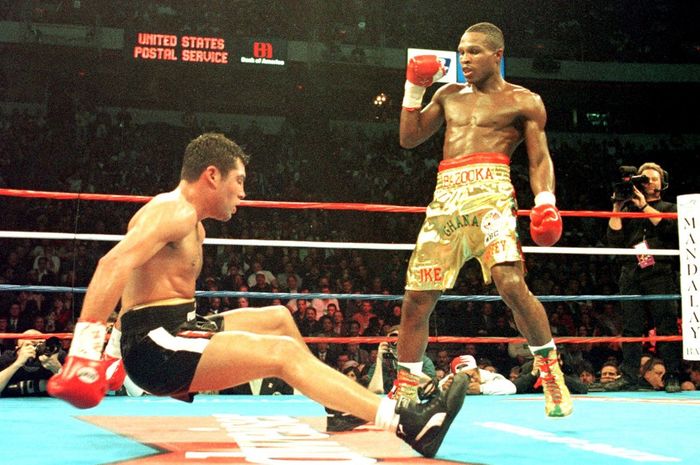 Momen Oscar De La Hoya terpukul jatuh oleh Ike Quartey di ronde 6 pertarungan mereka pada 13 Februari 1999 di Las Vegas.