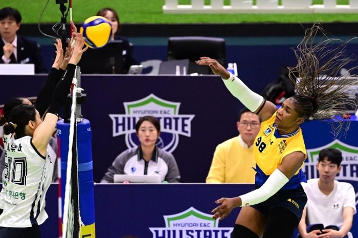Pebola voli putri, Suwon Hyunda E&amp;C Hillstate, Laetitia Moma Bassoko melepaskan serangan saat menghadapi Gimcheon Korea Exspressway Hi-Pass pada lanjutan Liga Voli Korea di Suwon Gymnasium, Selasa (11/2/2025).
