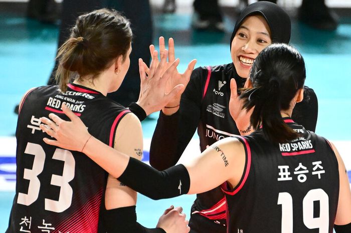 Pemain Daejeon JungKwanJang Red Sparks, dari kiri; Vanja Bukilic, Megawati Hangestri Pertiwi, dan Pyo Seung-ju pada laga melawan Hwaseong IBK Altos di Liga Voli Korea, Rabu (12/2/2025)