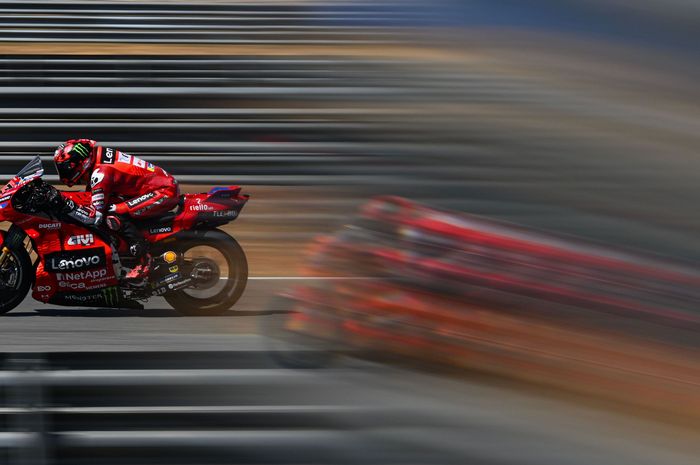 Potret aksi pembalap Ducati Lenovo, Francesco Bagnaia, dalam Tes Pramusim MotoGP 2025 di Sirkuit Buriram, Thailand, 12 Februari 2025.