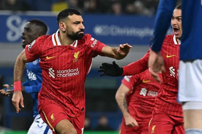 Mohamed Salah memecahkan rekor milik legenda Manchester United berkat torehannya di Derbi Merseyside dalam duel Liga Inggris di markas Everton, Goodison Park (12/2/2025).